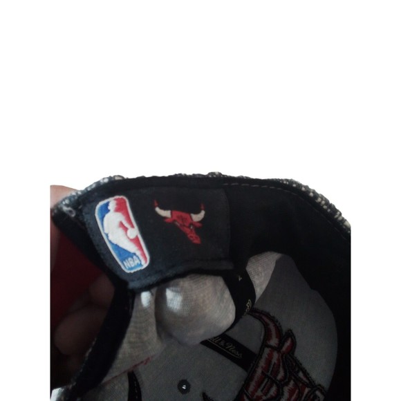 Men's Chicago Bulls Gray Nose Snapback Hat - Picture 12 of 16